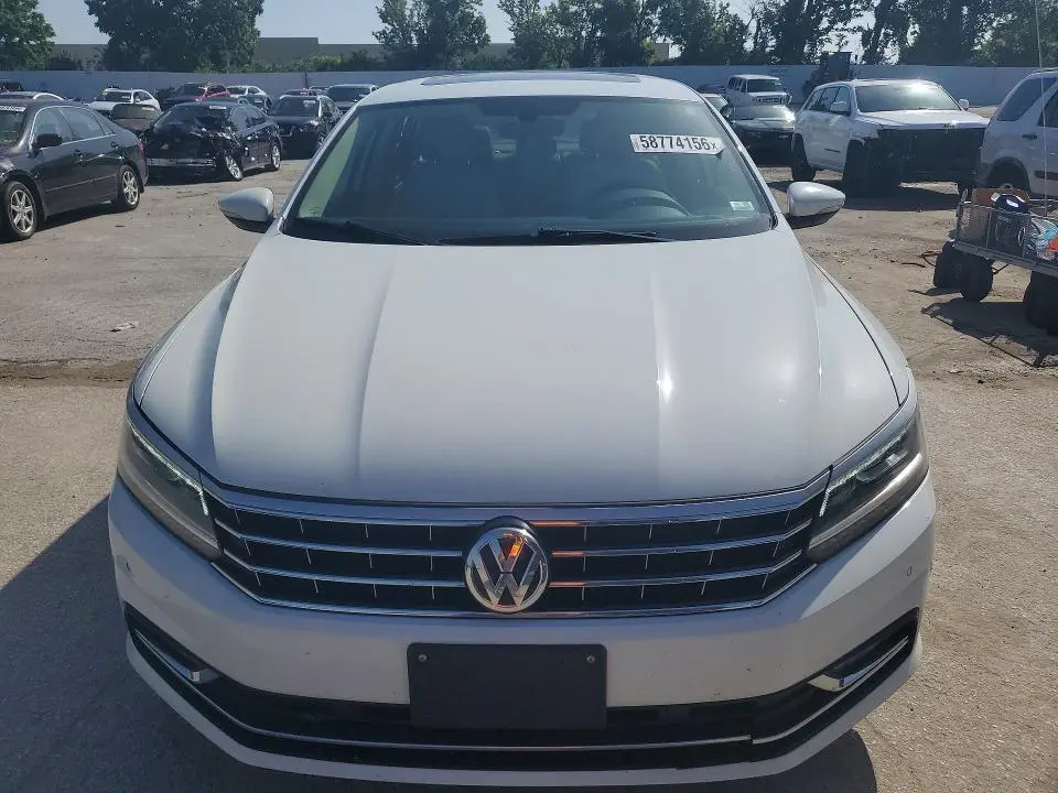 2018 VOLKSWAGEN PASSAT SE  