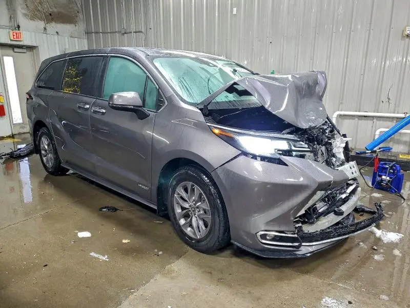 2021 TOYOTA SIENNA XLE  