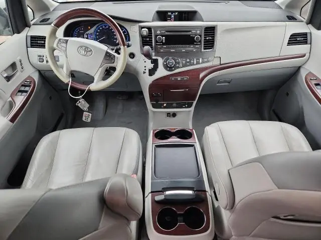 2011 TOYOTA SIENNA XLE  
