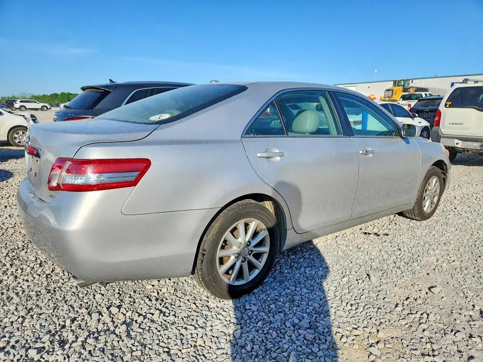 2011 TOYOTA CAMRY XLE V6  