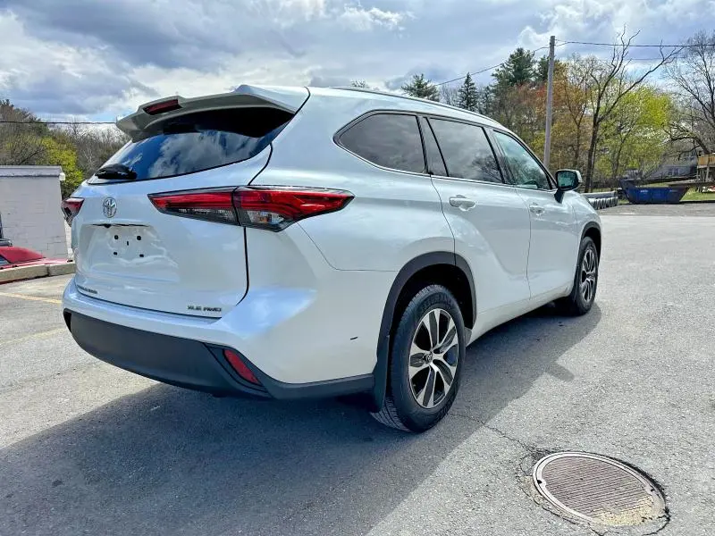 2022 TOYOTA HIGHLANDER XLE  