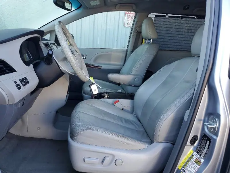 2012 TOYOTA SIENNA XLE  