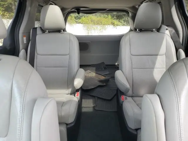 2017 TOYOTA SIENNA XLE  