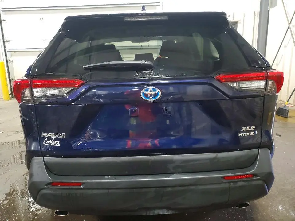 2021 TOYOTA RAV4 XLE  
