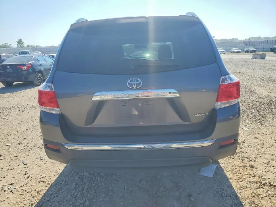 2012 TOYOTA HIGHLANDER SE  
