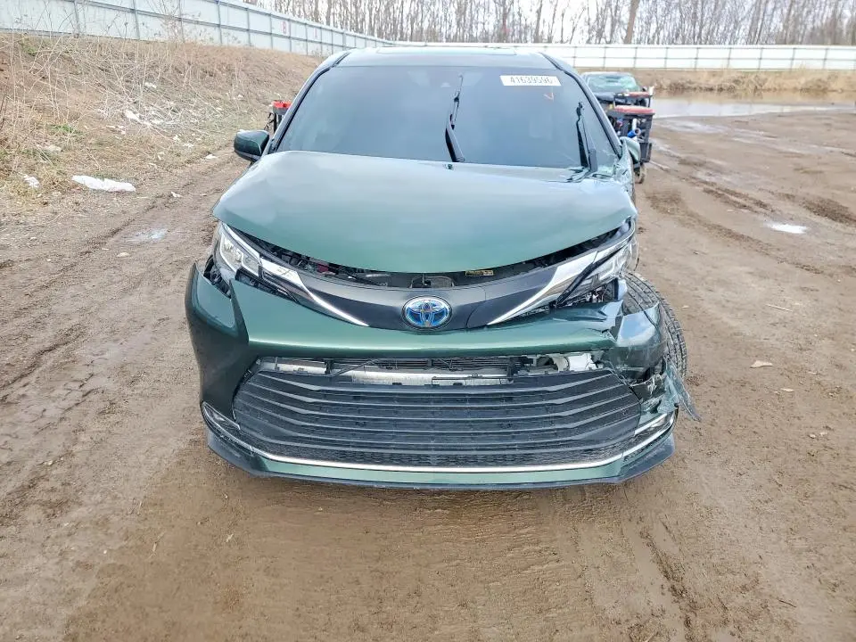 2021 TOYOTA SIENNA XLE 8-PASSENGER  