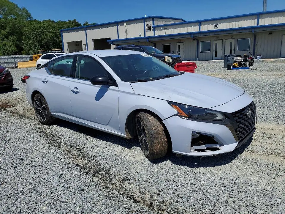 2023 NISSAN ALTIMA SR  