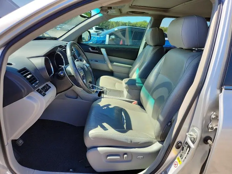 2013 TOYOTA HIGHLANDER SE  