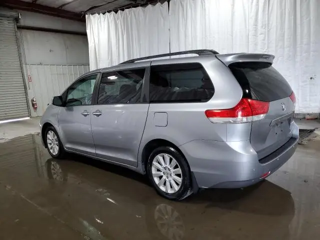 2013 TOYOTA SIENNA XLE  