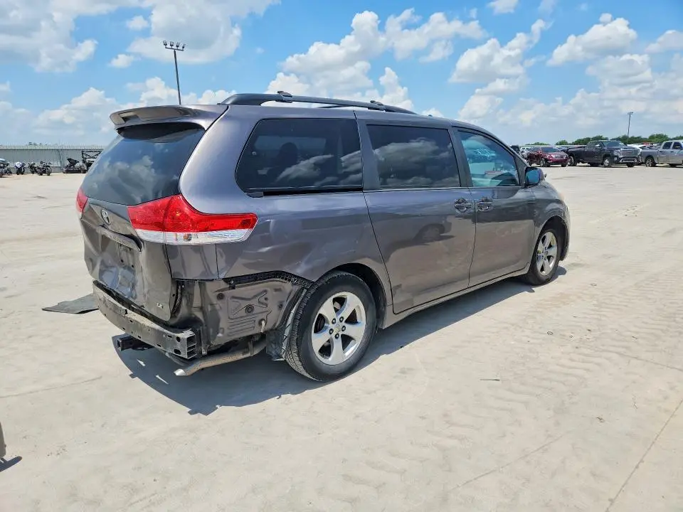 2013 TOYOTA SIENNA LE  