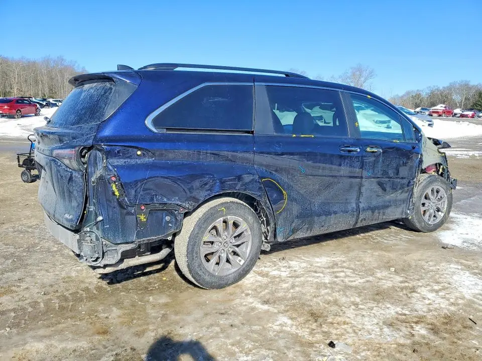 2025 TOYOTA SIENNA XLE  