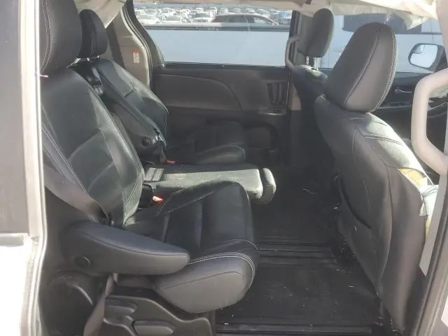 2018 TOYOTA SIENNA SE  