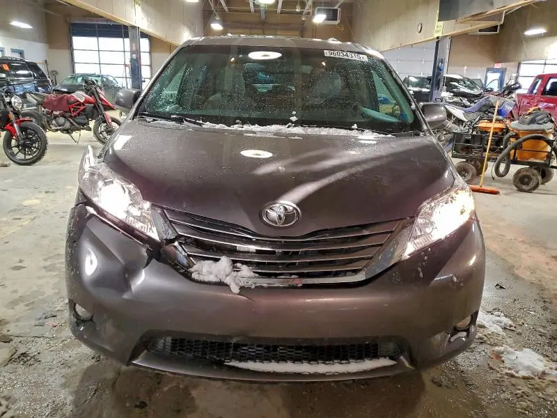 2017 TOYOTA SIENNA XLE  