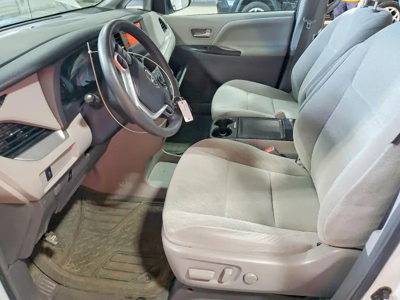 2017 TOYOTA SIENNA LE  