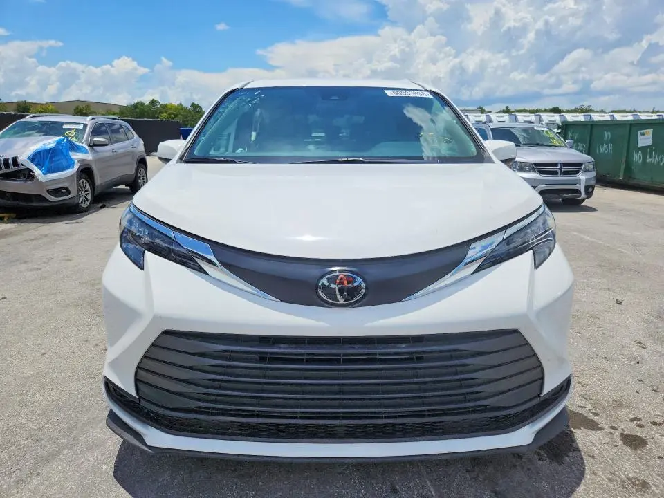 2026 TOYOTA SIENNA LE  