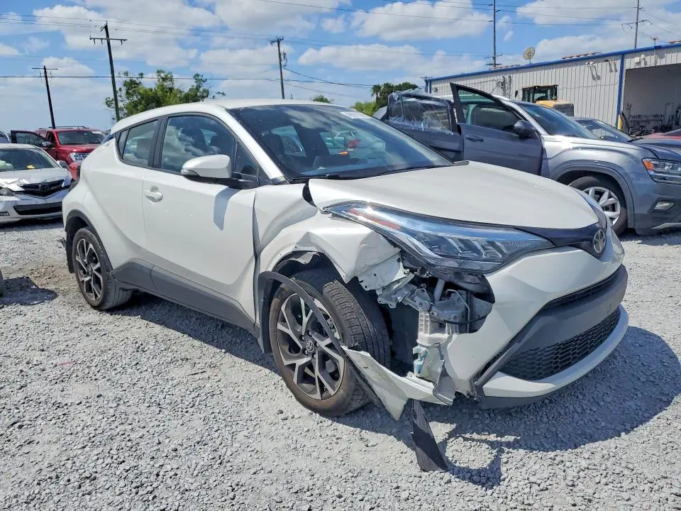 2022 TOYOTA C-HR XLE  