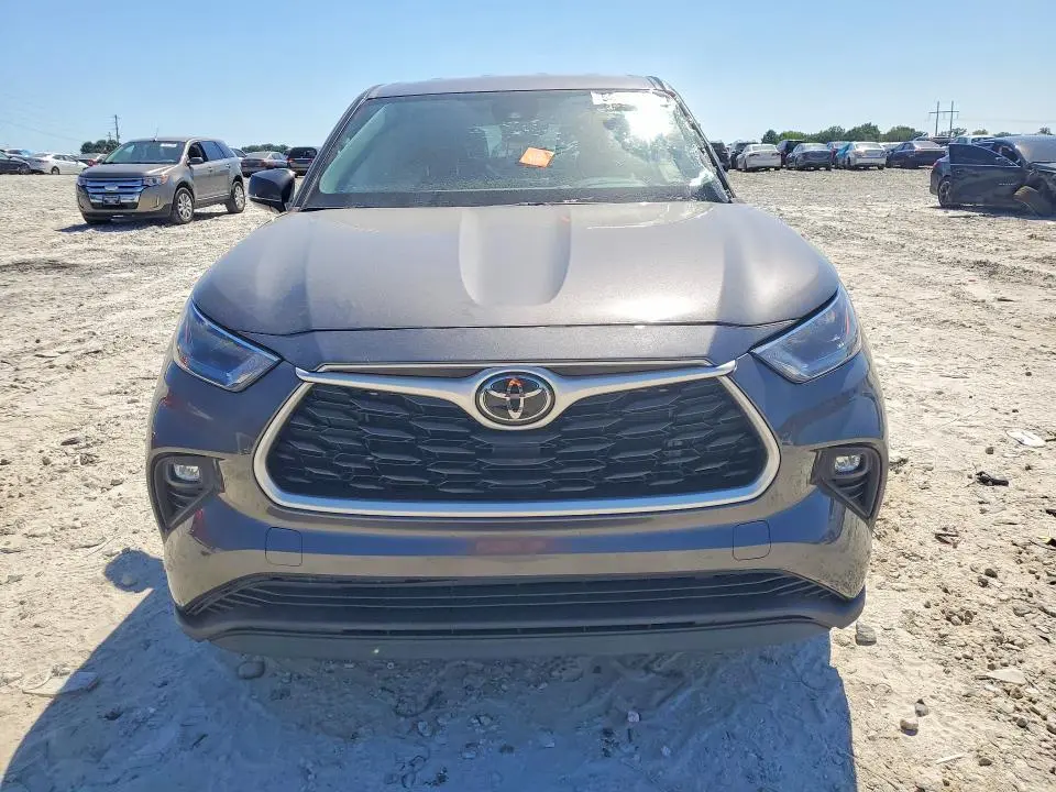 2022 TOYOTA HIGHLANDER LE  