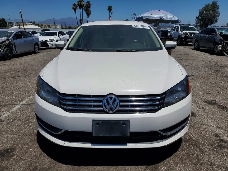 2015 VOLKSWAGEN PASSAT SE  