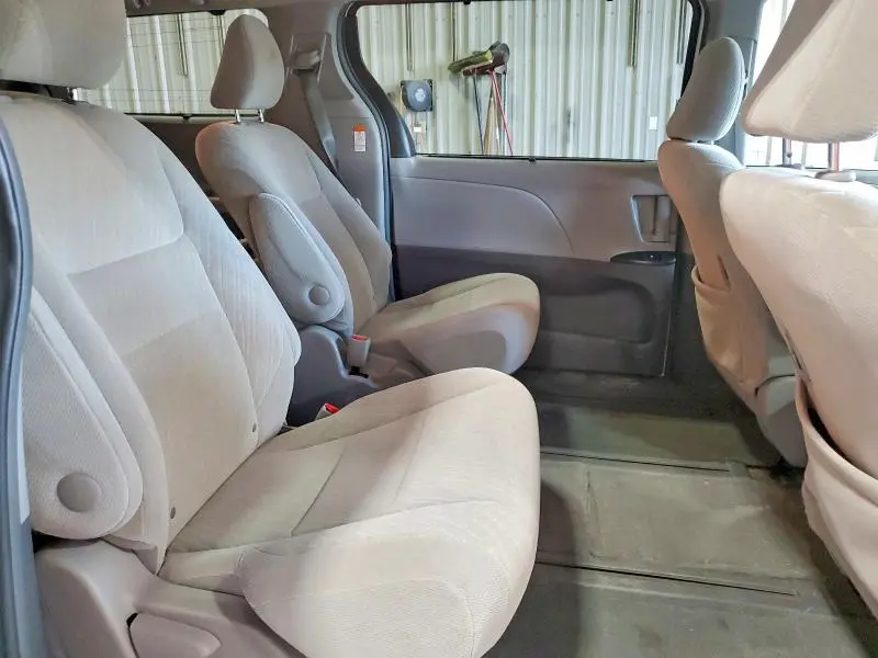 2017 TOYOTA SIENNA LE  