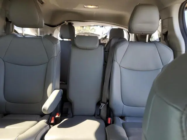 2022 TOYOTA SIENNA XLE  