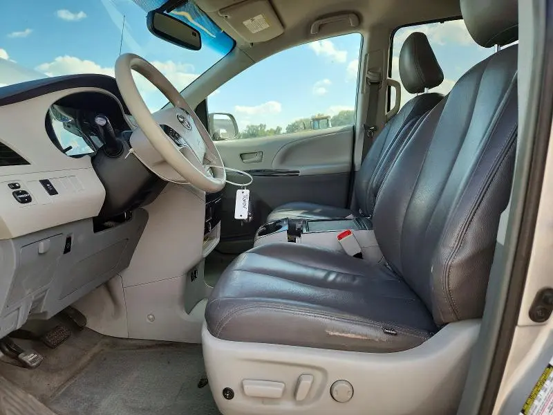 2014 TOYOTA SIENNA LE  