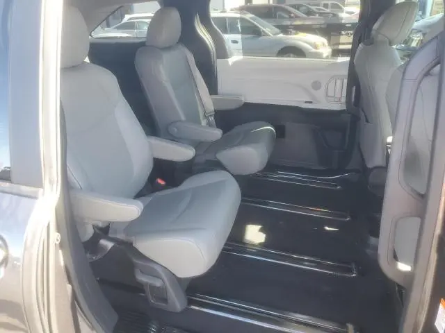 2025 TOYOTA SIENNA XLE  