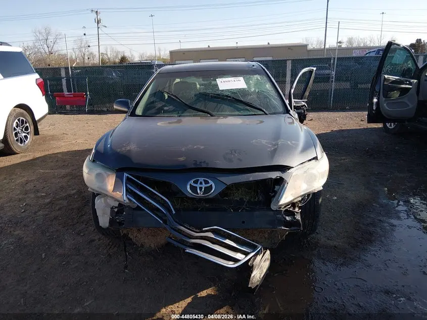 2011 TOYOTA CAMRY XLE V6