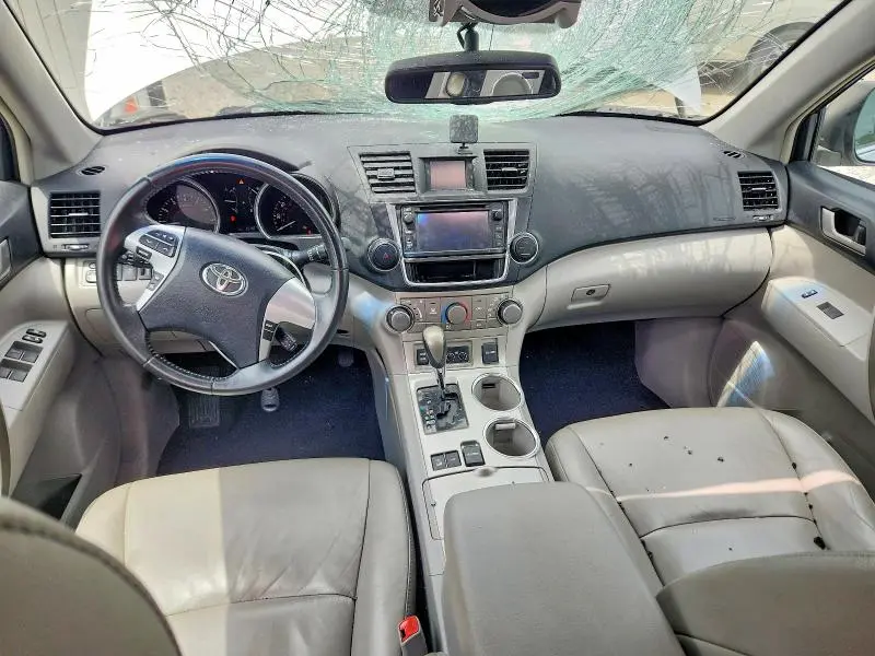 2013 TOYOTA HIGHLANDER SE  