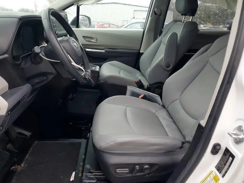 2023 TOYOTA SIENNA XLE  