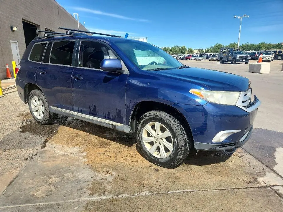 2013 TOYOTA HIGHLANDER SE  