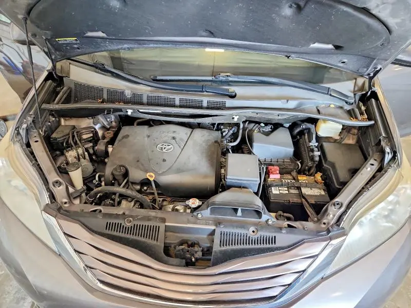 2017 TOYOTA SIENNA LE  