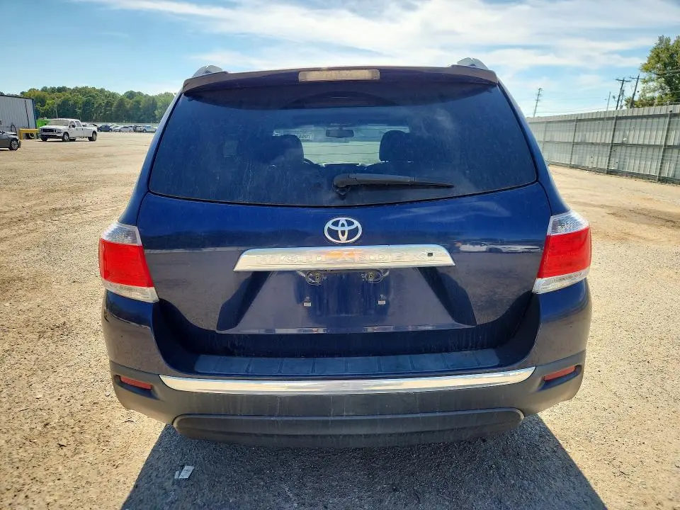 2013 TOYOTA HIGHLANDER SE  