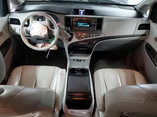 2014 TOYOTA SIENNA LE  