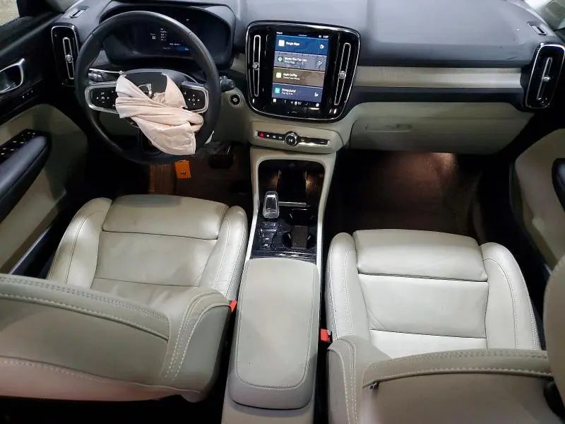 2023 VOLVO XC40 PLUS  