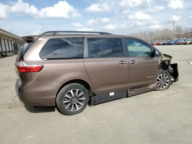 2019 TOYOTA SIENNA XLE  