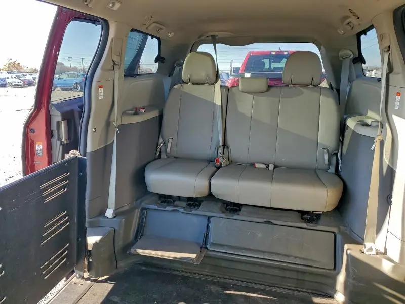 2015 TOYOTA SIENNA XLE  