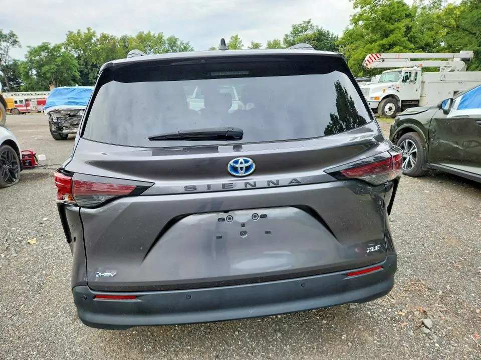 2025 TOYOTA SIENNA XLE 8-PASSENGER  