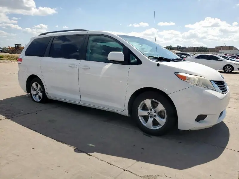 2014 TOYOTA SIENNA LE 8-PASSENGER  