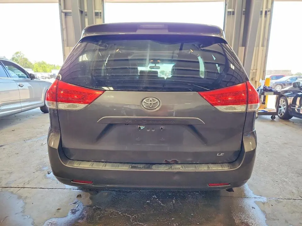 2014 TOYOTA SIENNA LE  