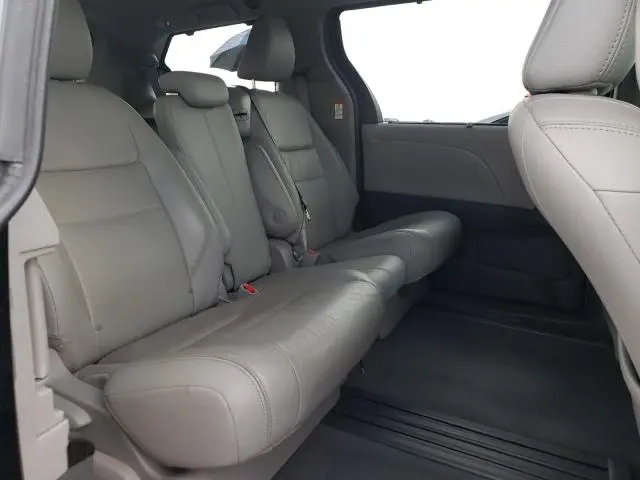 2018 TOYOTA SIENNA XLE  