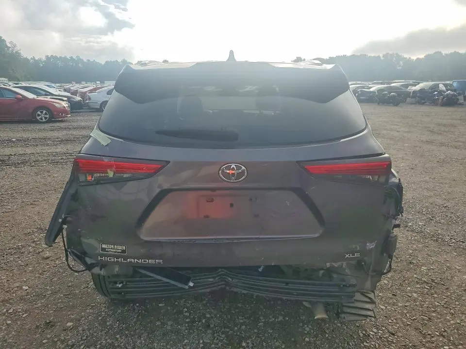 2021 TOYOTA HIGHLANDER XLE  