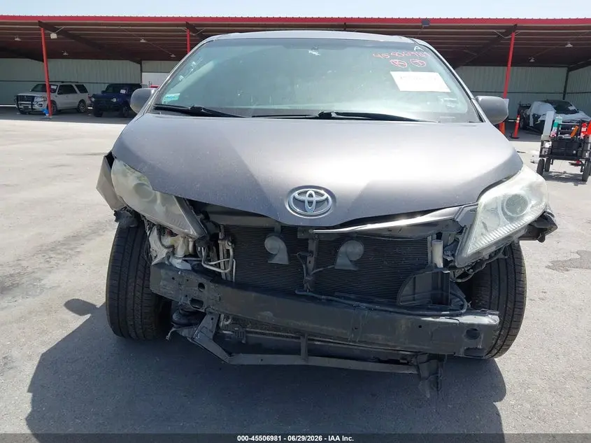 2017 TOYOTA SIENNA LE 8 PASSENGER