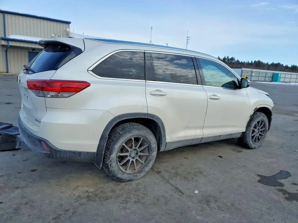 2019 TOYOTA HIGHLANDER SE  