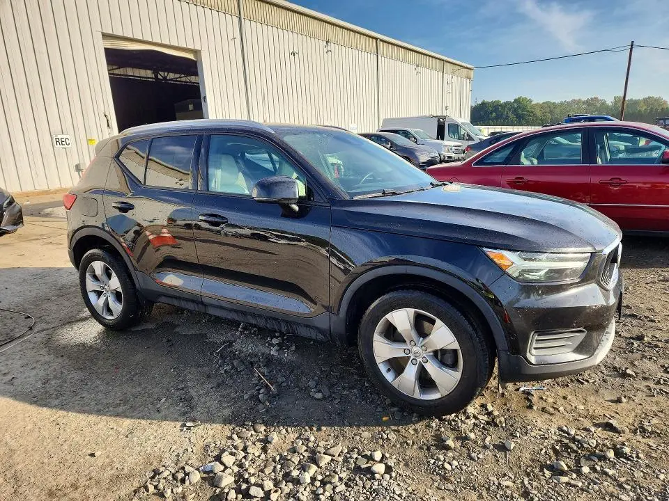 2019 VOLVO XC40 T5 MOMENTUM  