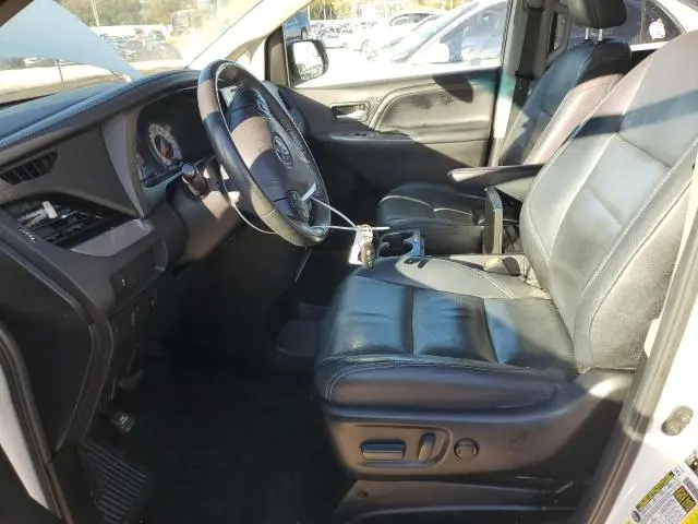 2017 TOYOTA SIENNA SE  
