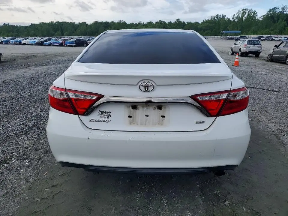 2016 TOYOTA CAMRY SE  