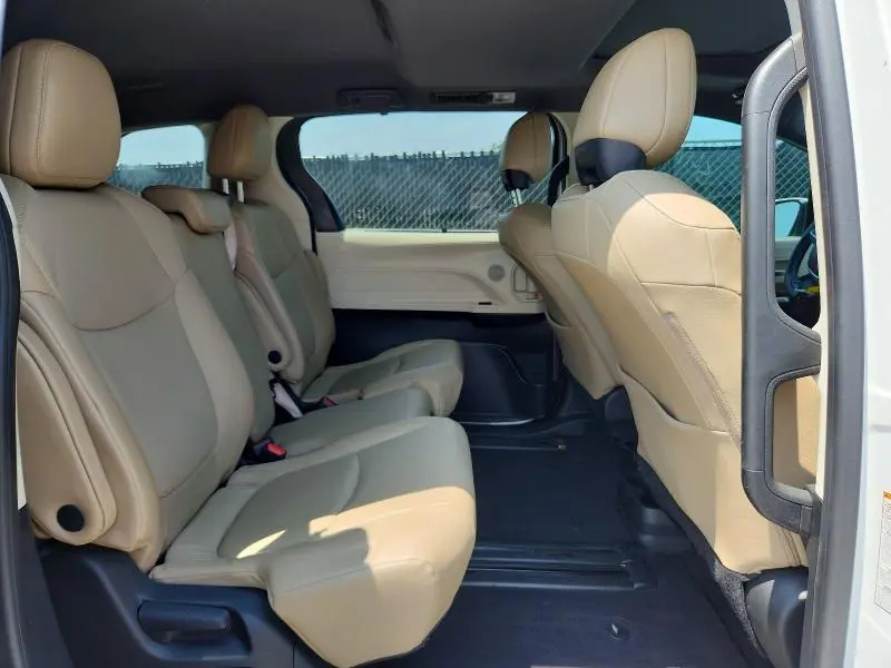 2022 TOYOTA SIENNA XLE  