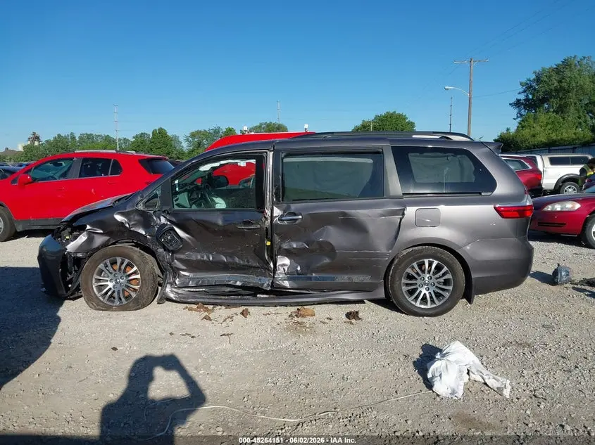 2019 TOYOTA SIENNA XLE 8 PASSENGER