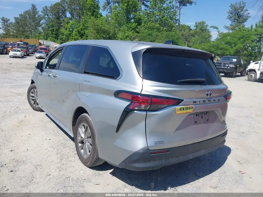 2022 TOYOTA SIENNA LE