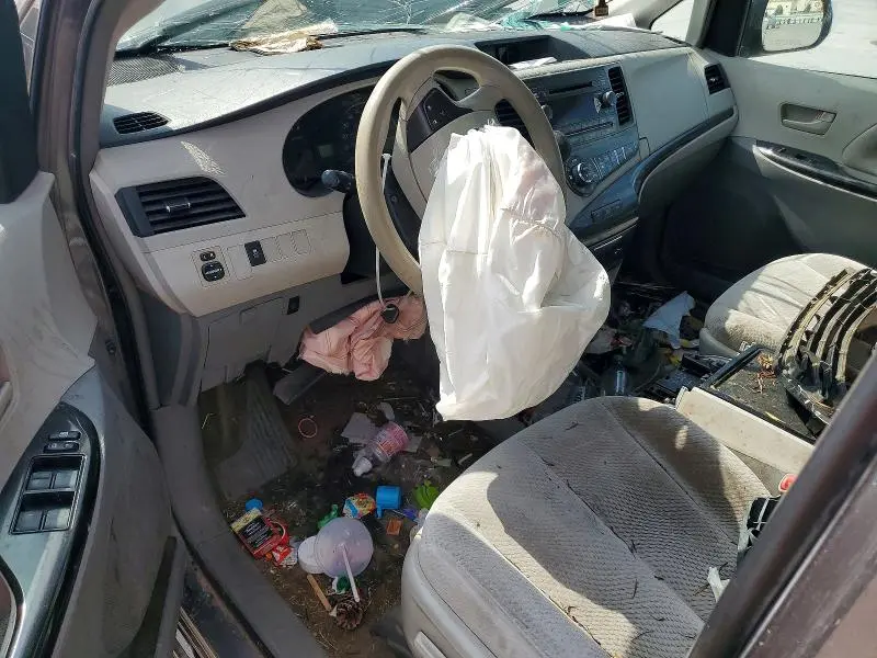 2014 TOYOTA SIENNA LE  
